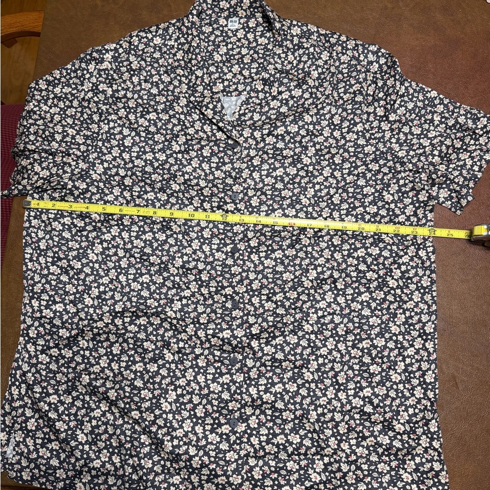 Casual Uniqlo Charcoal and Cream with Peach Floral Button Down Shirt Size XL - Picture 5 of 5